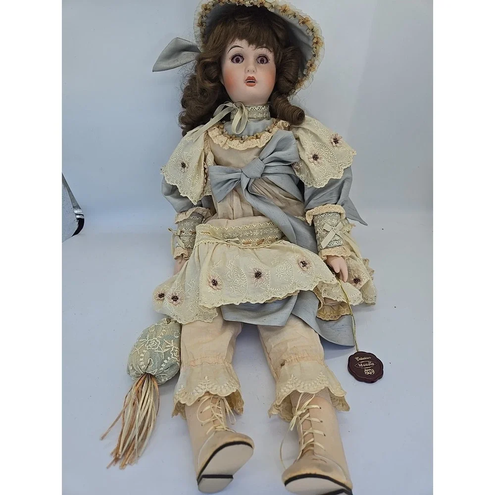 Mundia Christine et‎ Cecile Porcelain Doll 22